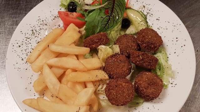 Falafel Met Friet of Rijst en Salade