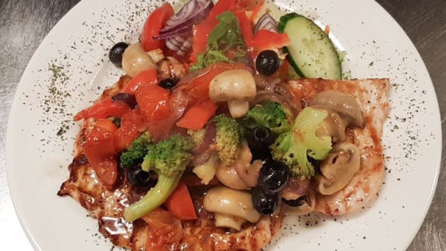 Kip met Groenten geserveerd met Friet of Rijst&Salade