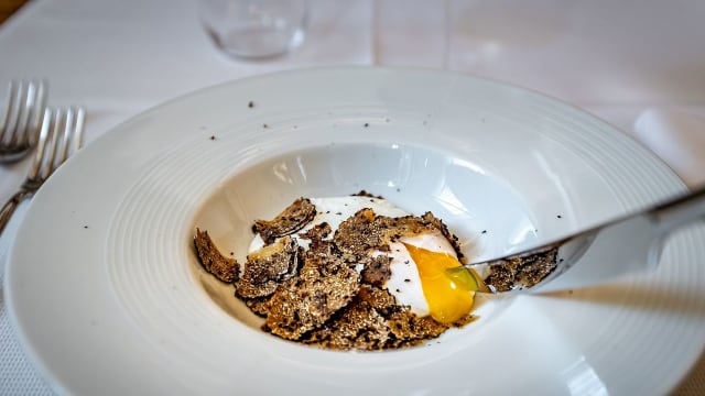 Uovo pochè con topinambur e scaglie di tartufo nero