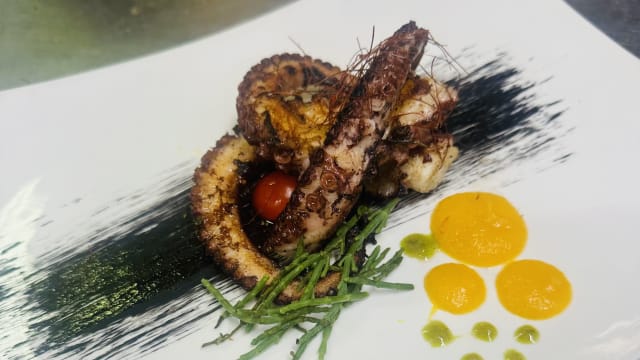 Polipo su crema al nero di seppia carota e salicornia 