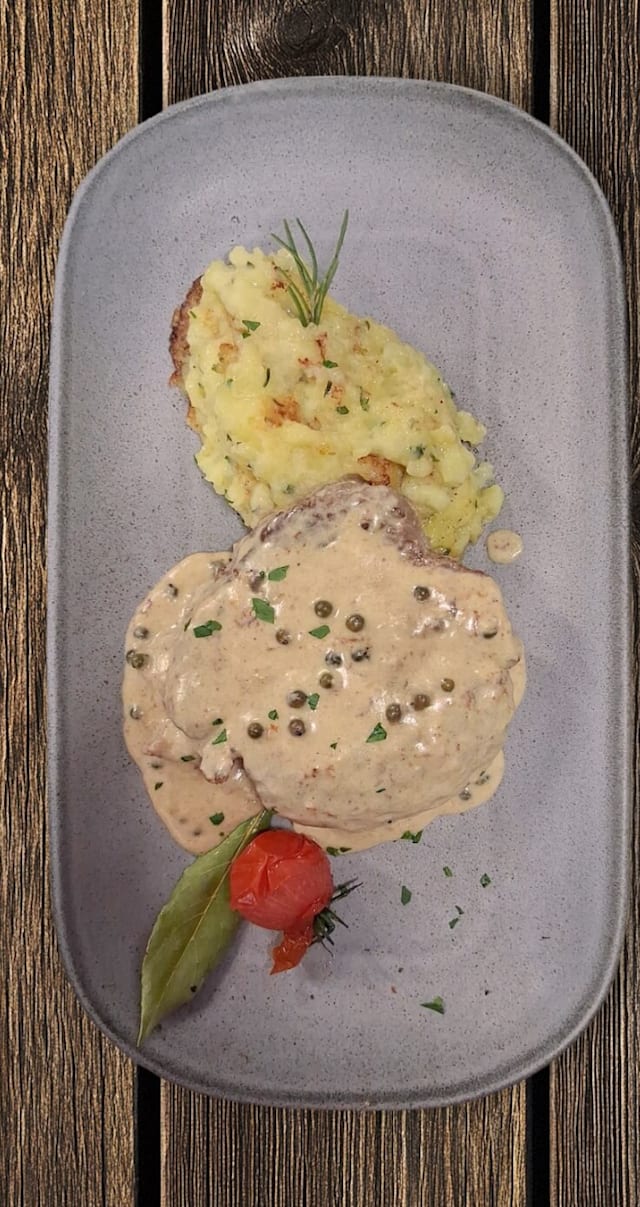 Filetto al pepe verde con morbido di patate alle erbette