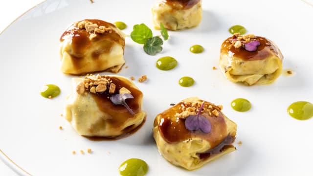Raviolis de pollo ecológico, reduccion de vino DO Rueda y mostaza, frutos secos y albahaca