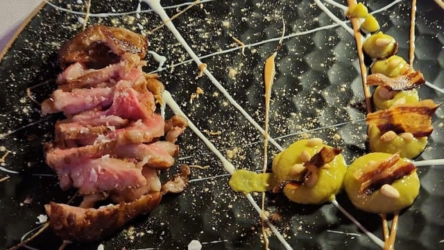 Kobe con Guacamole con bacon croccante, crema nocciola e cioccolata bianca (menù sett/ott 2023)