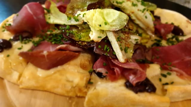 Focaccia , gorgonzola, pancetta