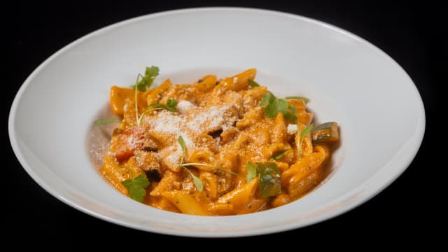 Queca Italiana (Pasta penne com molho de tomate, basílico e queijo parmesão - vegetariano)