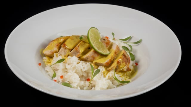 Minete Exótico (Peito de Frango com molho de caril e coco, servido com arroz)