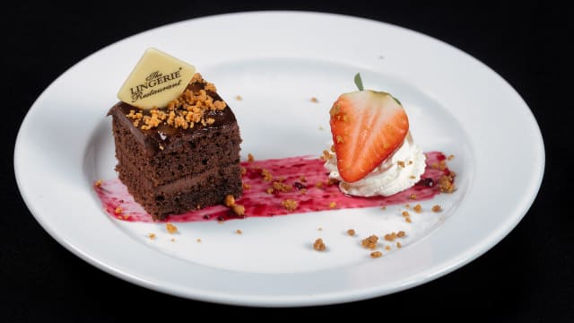 Ménage à Trois (Bolo de chocolate, chantilly, crumble e coulis de frutos silvestres)