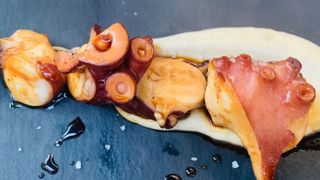 Polpo ai ferri, salsa teriyaki, crema di sedano rapa affumicato