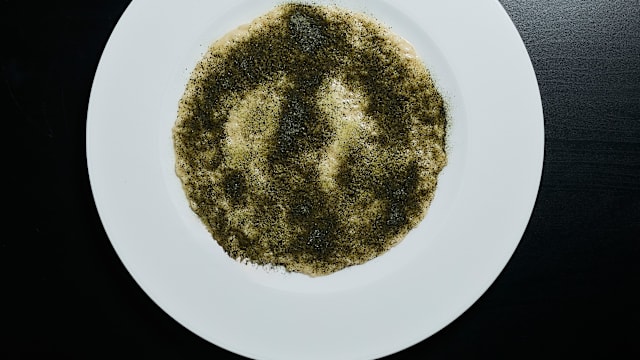 Il risotto "La Fagiana" al burro d'acciuga e la polvere d'alghe