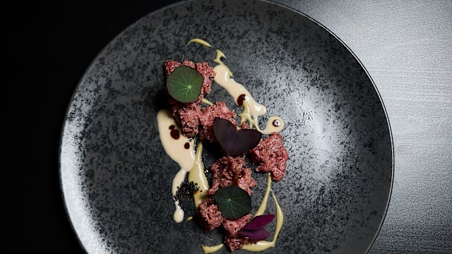 La tartare di manzo bio con la salsa di capperi e acciughe e la crema di anacardi