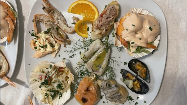 COMPOSIZIONE DI ANTIPASTO FREDDO DI MARE