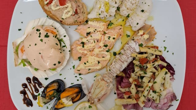 COMPOSIZIONE DI ANTIPASTO FREDDO DI MARE