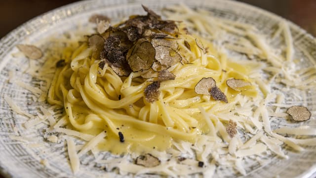 Tagliolini al tartufo nero scorzone con scaglie di parmigiano