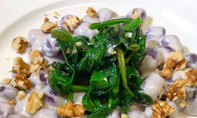 Gnocchi viola con spinaci freschi, crema di taleggio e noci
