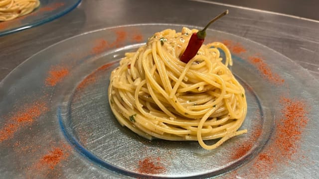 Spaghetti saltati con peperoncino aggiughe e aglio