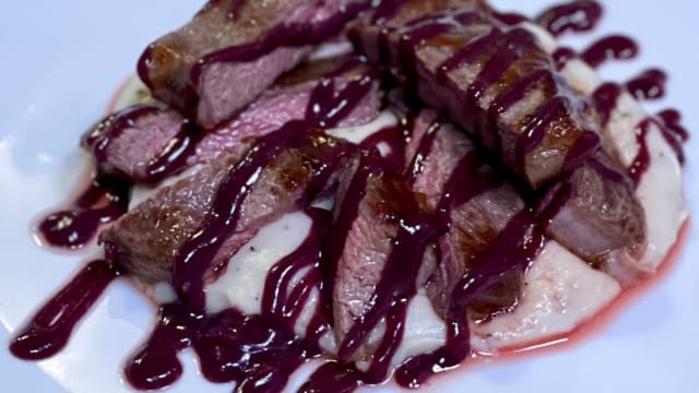 Tagliata di manzo su crema di patate e riduzione di vino rosso