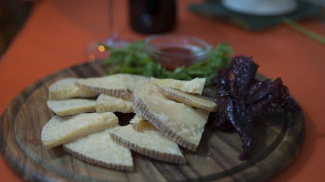 Tagliere di Formaggi e peperoni cruschi