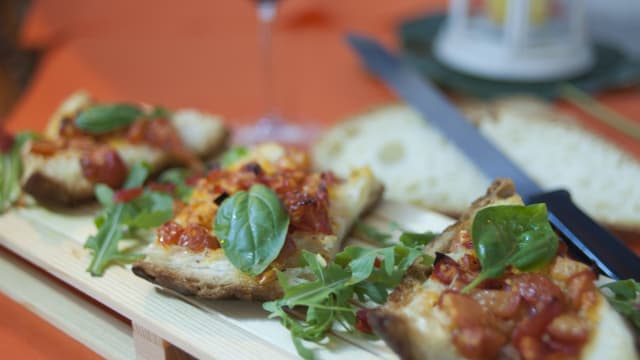Pane al forno con pomodorino e origano 