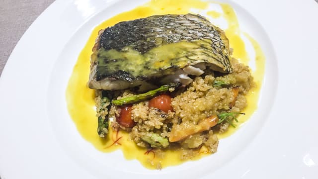 Lomo de Corvina sobre salteado de Quinoa