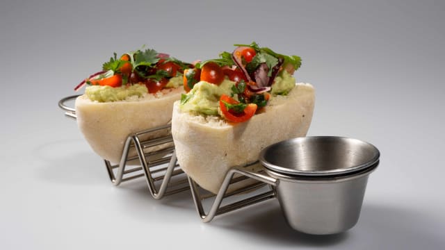 Lait de tigre, tomatillo, pommade d'avocat, coriandre, poivrons grillés, dans un pain pita de notre boulangerie