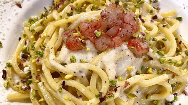 Tonnarelli cacio e pepe con crudo di gamberi rossi e pistacchio