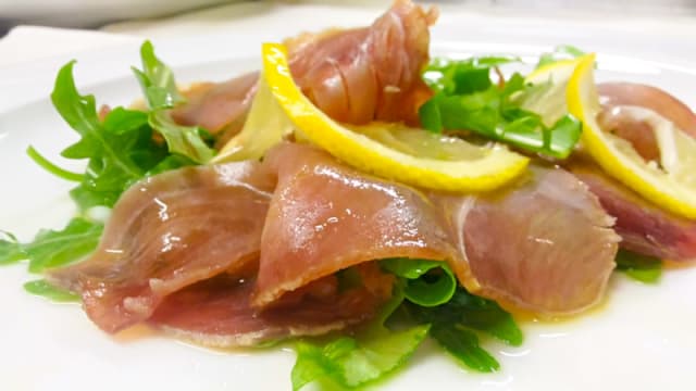 CARPACCIO DI TONNO RUCOLA E LIME