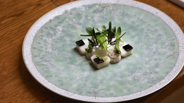 Jardin de mer, amère  Mini navets de Tokyo imprégnés à l'eau de mer, Suze et extraction de radicchios, tsukudani de kombu, tarama aux algues fraîches, condiment pilé de feuilles d'huître et vinaigre de bonite, cueillette marine