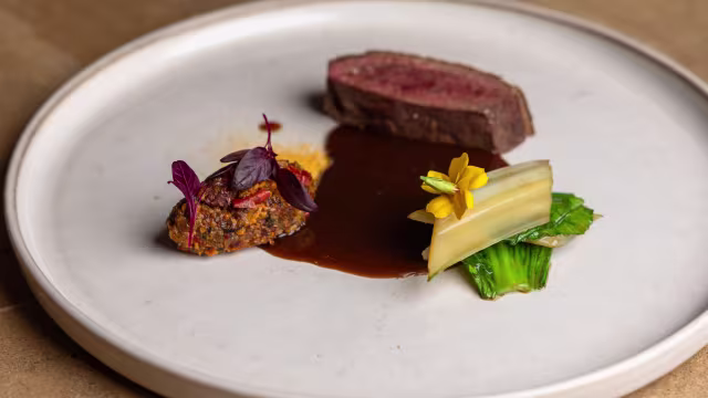 Cane Kriaxera maturée sur coffre, XO de moules, blettes glacées au consommé de canard, jus infusé au shaoxing, mandarine satsuma et cinq épices, poudre d'écorces séchées.  Entre culture hongkongaise, canard Pékinois et canard à l'orange ; une inspiration aromatique complexe autour de la mandarine séchée, du vin de shaoxing et des épices. Une sauce XO repensée ici comme un condiment, à base de moules, magret de canard fumé, piment et crevettes séchées,