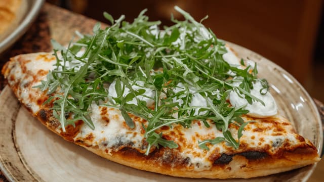 deliziosa pizza con rucola fresca e mozzarella di bufala