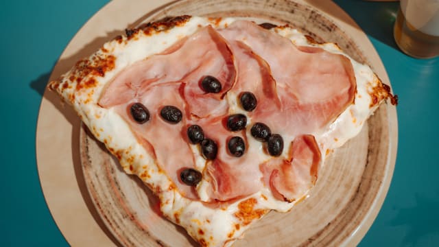 pizza con cotto e olive nere