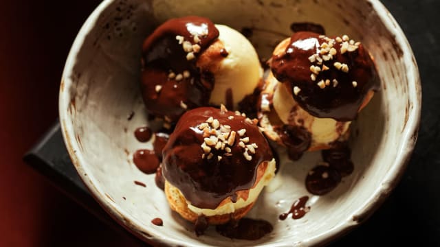Profiteroles sauce chocolat Valrhona, glace vanille Grom