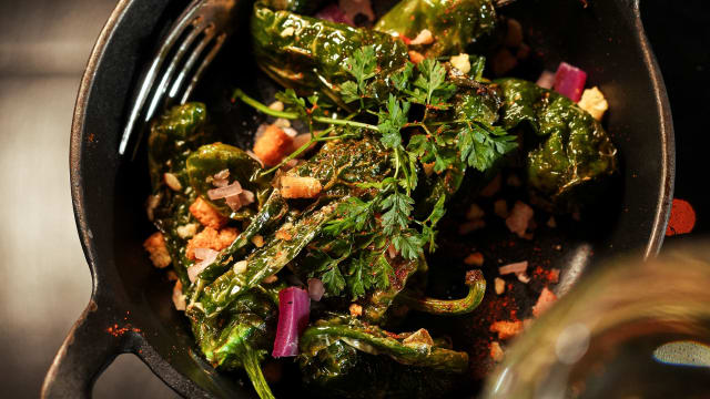 Pimientos de padrón grillés, noisettes et parmesan