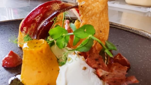 TORTINO DI CAROTE AL TIMO, CAPRINO AL SESAMO E RAPE ROSSE AL COCCO