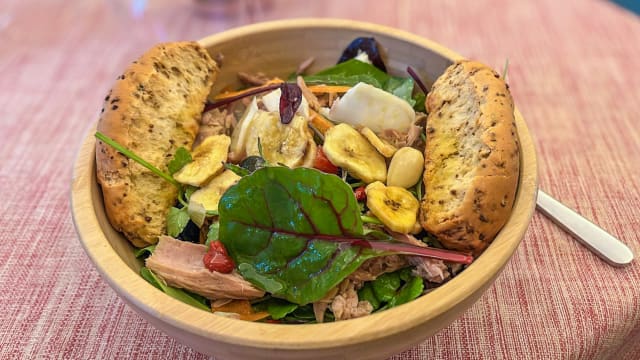 Insalatone con tonno e frutta secca