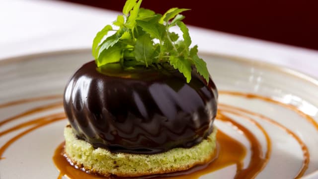 Financier pistache, crémeux chocolat et caramel beurre salé.
