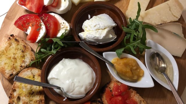 Piatto di salumi, formaggi locali e crostini