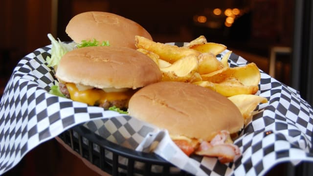 TRIO BURGER
