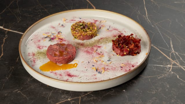 Tris di Tartare: Tartare di scottona in purezza; Tartare di scottona impanata al crusco; Tartare di scottona alla bronte.