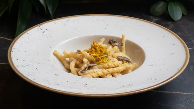 Fusilli al burro di bufala, alici, colatura d'alici e fiori di zucca