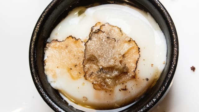 Uovo pochè con scaglie di tartufo.
