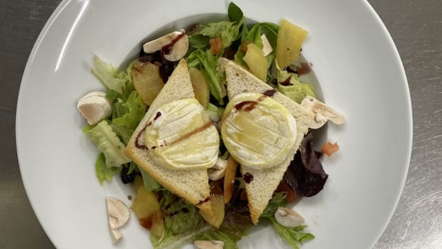 Salade de chèvre chaud