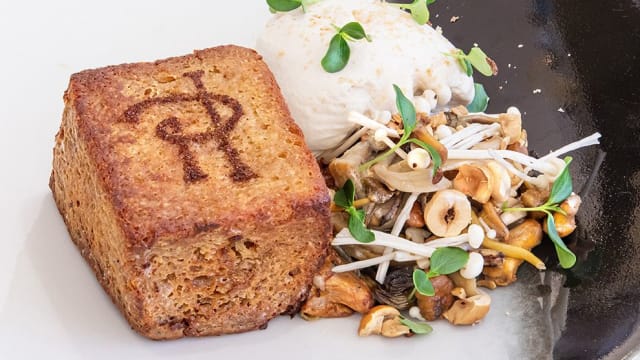 Pain perdu, poêlée de champignons, espuma de chèvre frais