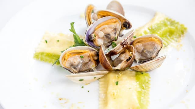 Ravioli limone e vongole