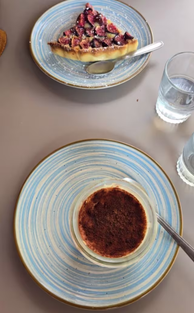 crème brulée et tarte aux figues et amandes maison