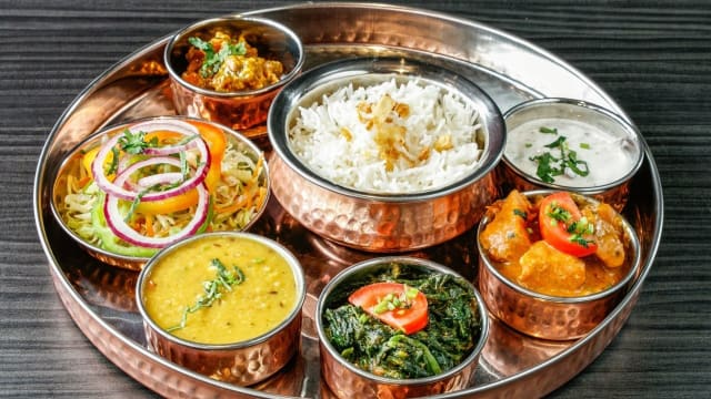 Nepali dal bhat kip ( lams,vis en groenten ook moegelijk.