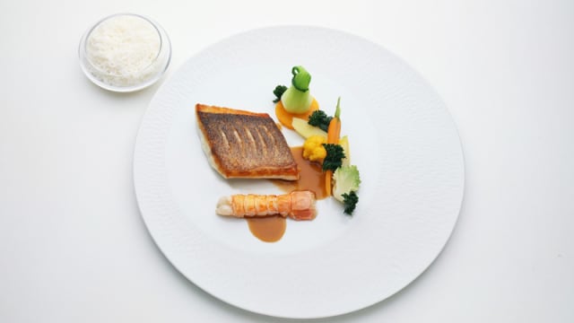 Pavé de bar rôti et langoustines, jus réduit, légumes de saison