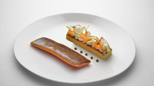 Truite grillée, polenta croustillante et chèvre frais