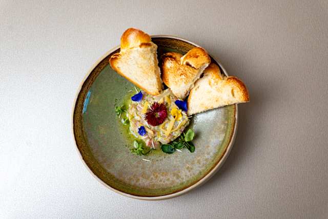 Tartare de daurade aux agrumes, huile aux herbes fraîches et toast  brioché
