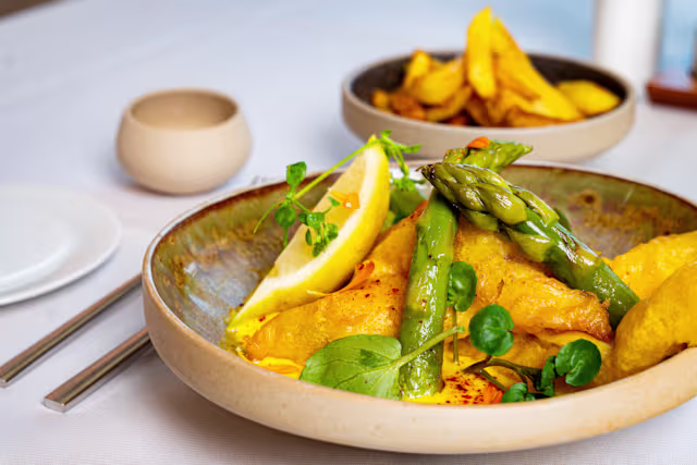 Tempura de flétan et sa sauce safranée, pommes Pont Neuf et  asperges