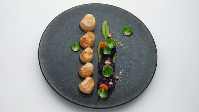 St-Jacques snackées, crumble d'amandes et compotée de chou rouge